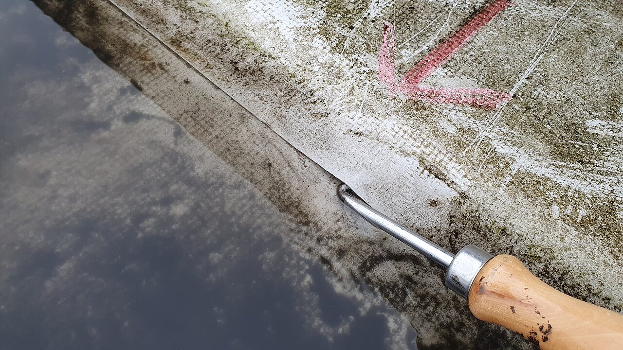 Eine offene Naht, durch die Wasser unter die Abdichtung gelangt Eine offene Naht, durch die Wasser unter die Abdichtung gelangt.