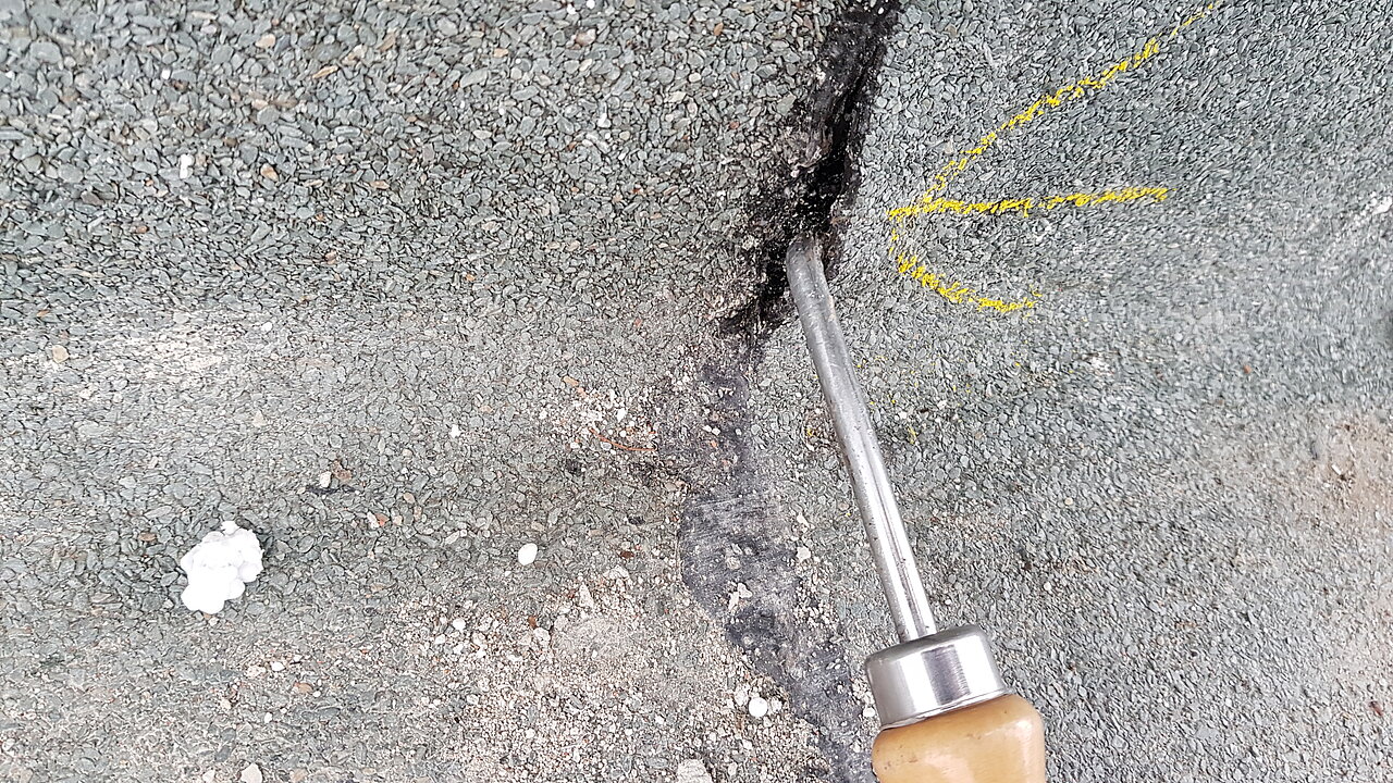 Einsatz einer Prüfnadel bei der Nahtprüfung am Flachdach.