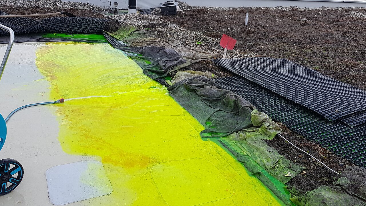 Grün eingefärbtes Wasser zur Lokalisierung der undichten Stellen.