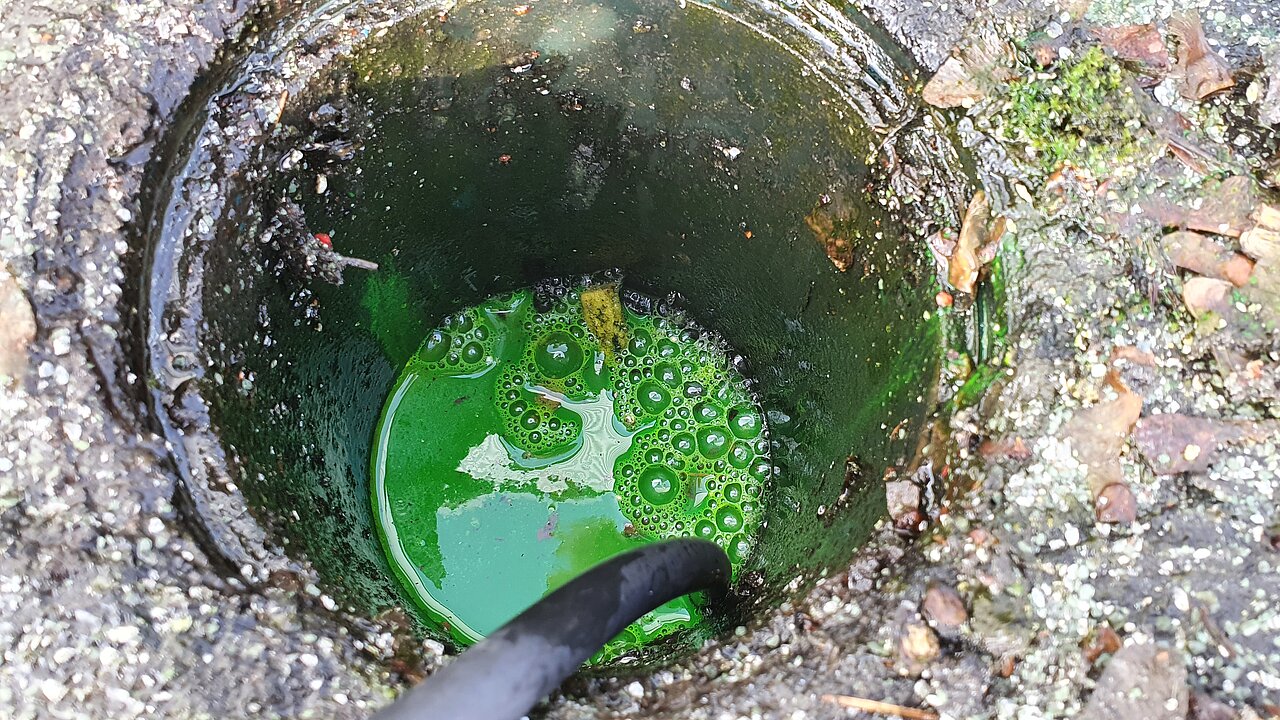 Ergebnis des fallenden Wasserpegels ist ein defekter Ablauf.