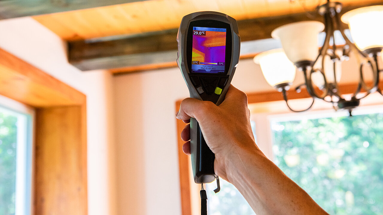 Eine Thermografiekamera im Einsatz, um Leckagen zu orten.